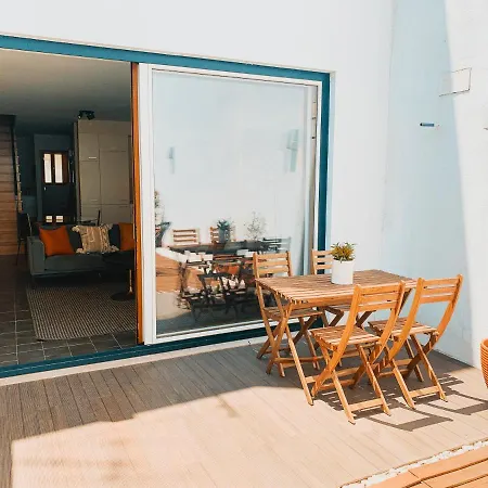 Vakantiehuis Beautiful Duplex With Garden In Belem Lissabon